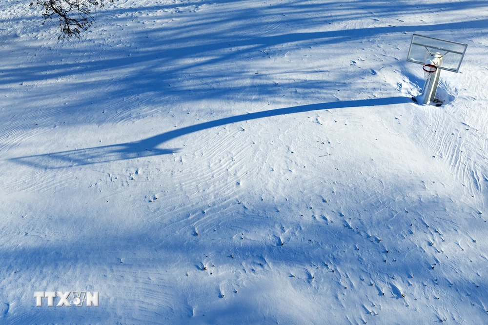 Tuyết phủ dày tại Des Moines, bang Iowa, Mỹ ngày 14/1/2024. (Ảnh: AFP/TTXVN)