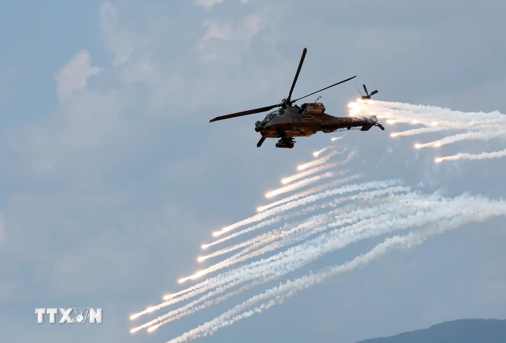 Máy bay Apache tham gia cuộc tập trận bắn đạn thật Mỹ-Hàn Quốc tại thao trường Seungjin ở Pocheon. (Ảnh: YONHAP/TTXVN)