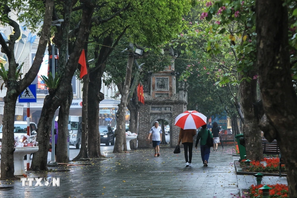 Thủ đô Hà Nội nhiều mây, đêm và sáng có mưa phùn và sương mù rải rác. (Ảnh: Tuấn Anh/TTXVN)