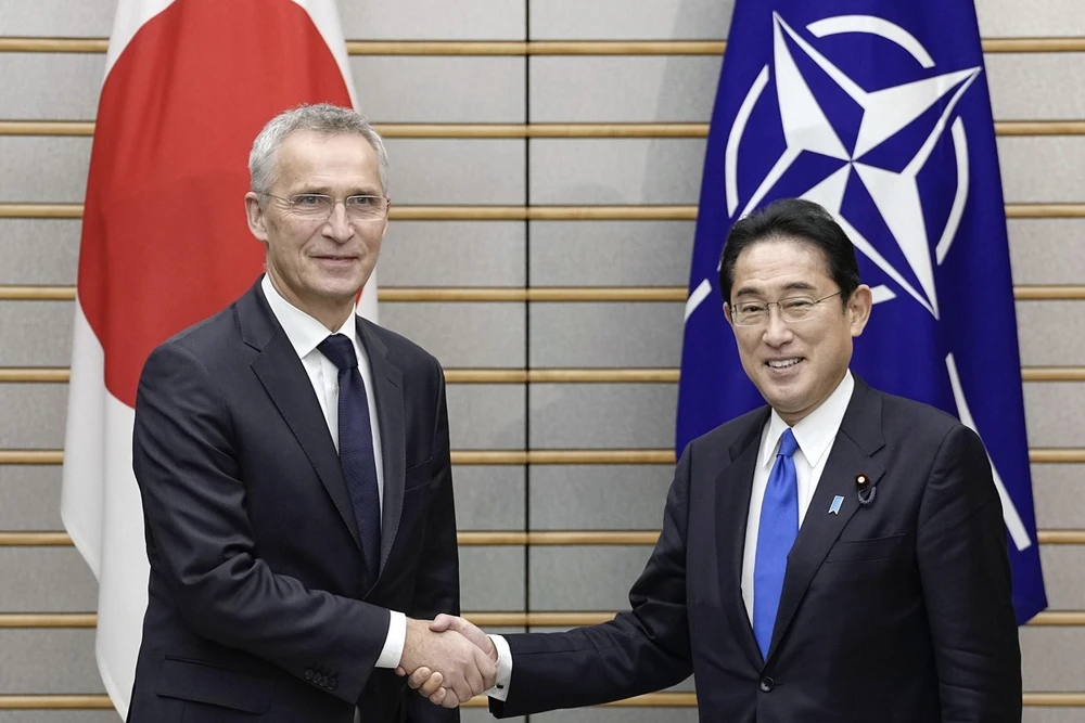 Tổng Thư ký NATO Jens Stoltenberg và Thủ tướng Nhật Bản Kishida Fumio. (Ảnh: Getty Images)