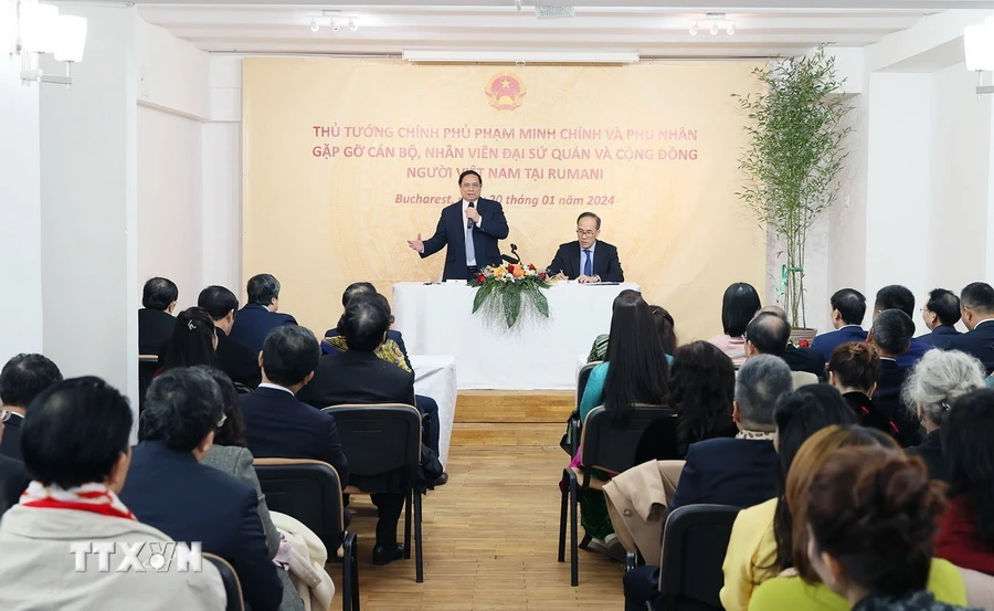 Thủ tướng Phạm Minh Chính cùng Phu nhân gặp gỡ cán bộ, nhân viên Đại sứ quán và đại diện cộng đồng người Việt Nam ở Romania. (Ảnh: Dương Giang/TTXVN)