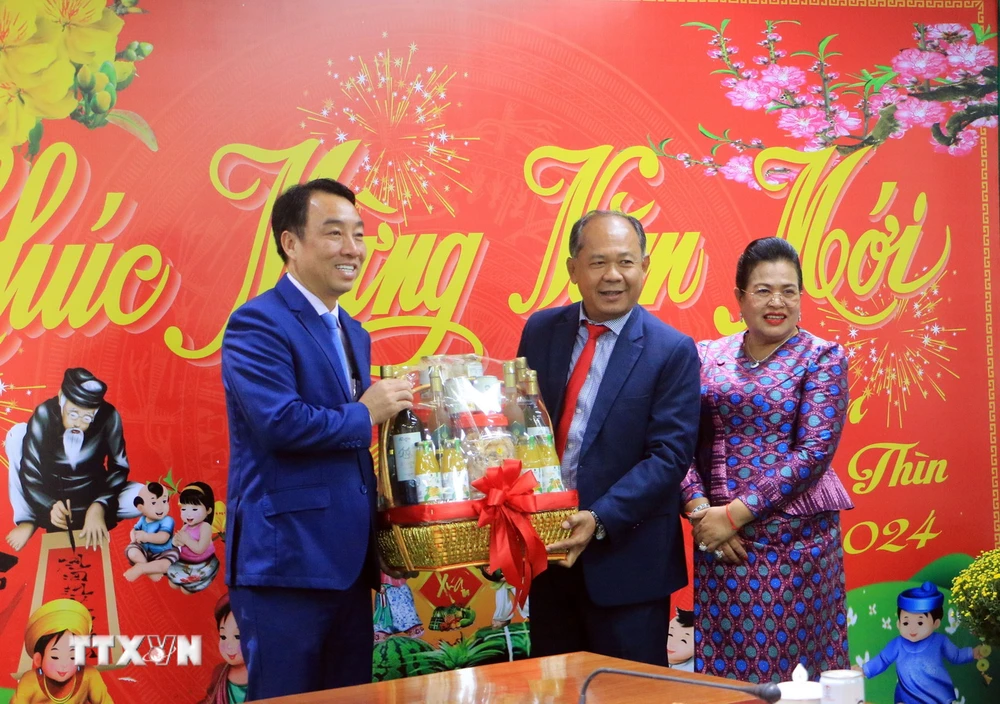 Tỉnh trưởng Oum Reatrey tặng quà Tết Chủ tịch Ủy ban Nhân dân tỉnh Vĩnh Long Lữ Quang Ngời (trái). (Ảnh: Phạm Minh Tuấn/TTXVN)