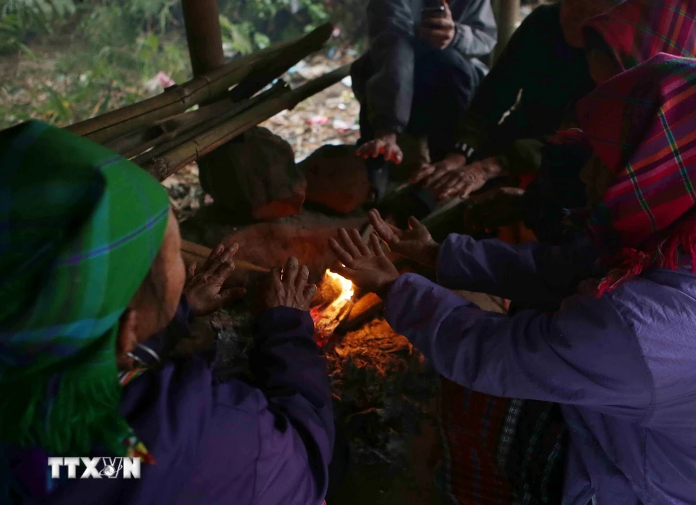 Người dân phải đốt lửa để chống chọi với giá rét 5-6 độ C tại khu vực đèo Giang Ma, huyện Tam Đường, tỉnh Lai Châu. (Ảnh: Quý Trung/TTXVN)