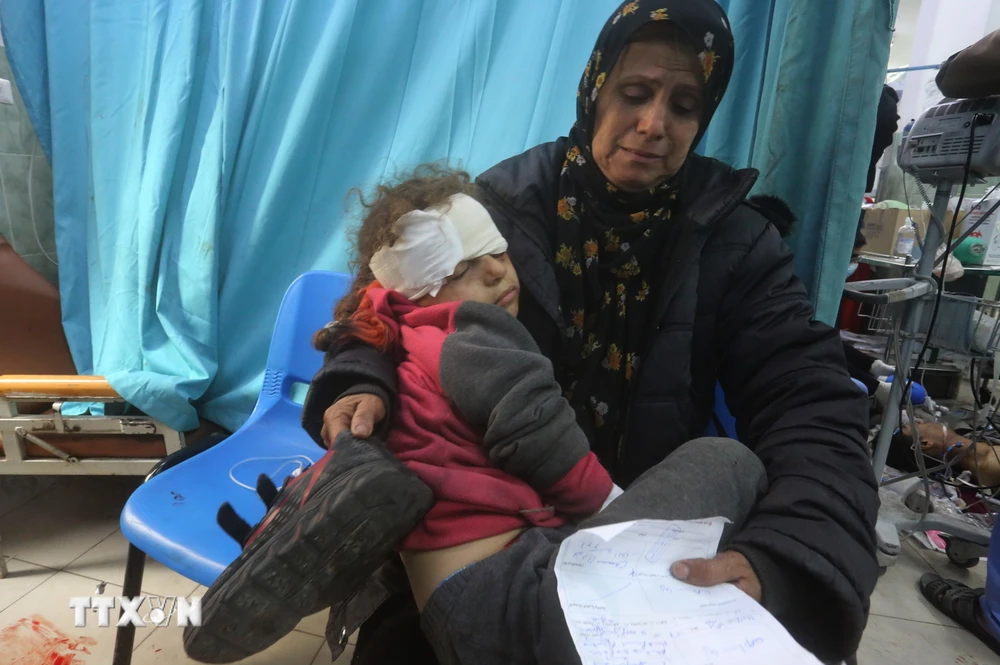 Điều trị cho em nhỏ bị thương tại bệnh viện ở Rafah, Dải Gaza ngày 23/1. (Ảnh: THX/TTXVN)