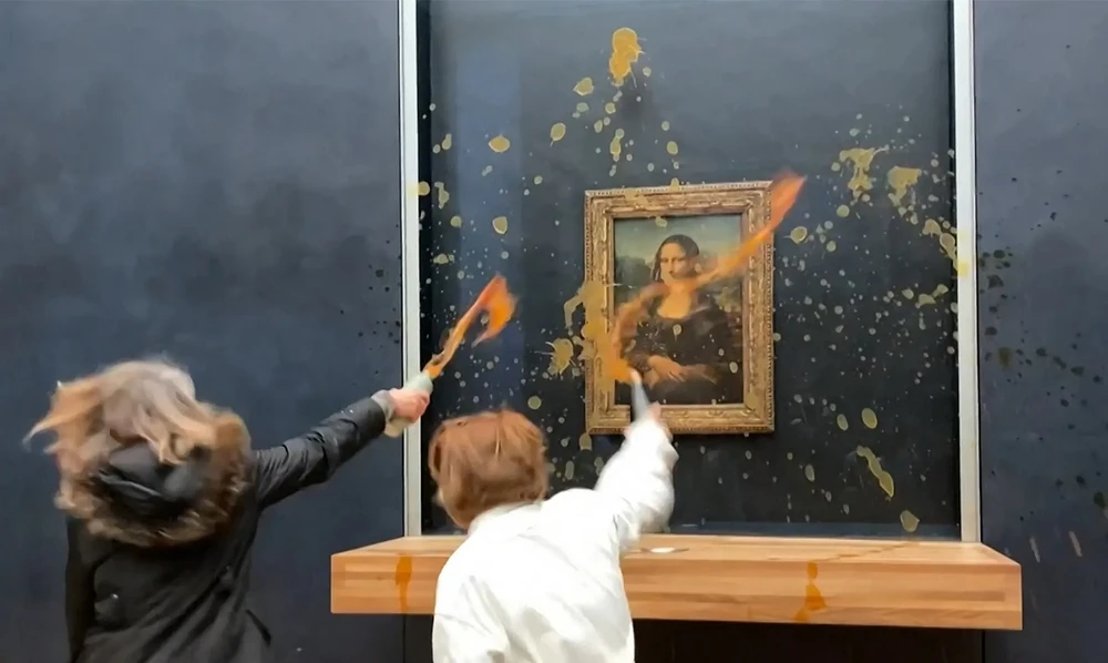 Hai người phụ nữ hất súp vào bức họa Mona Lisa trưng bày tại Bảo tàng Louvre ngày 28/1/2024. (Ảnh: Getty Images)