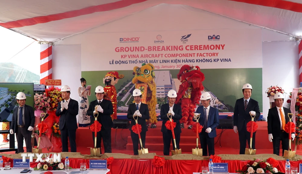 Các đại biểu từ Việt Nam và Hàn Quốc thực hiện nghi thức khởi công dự án. (Ảnh: Quốc Dũng/TTXVN)