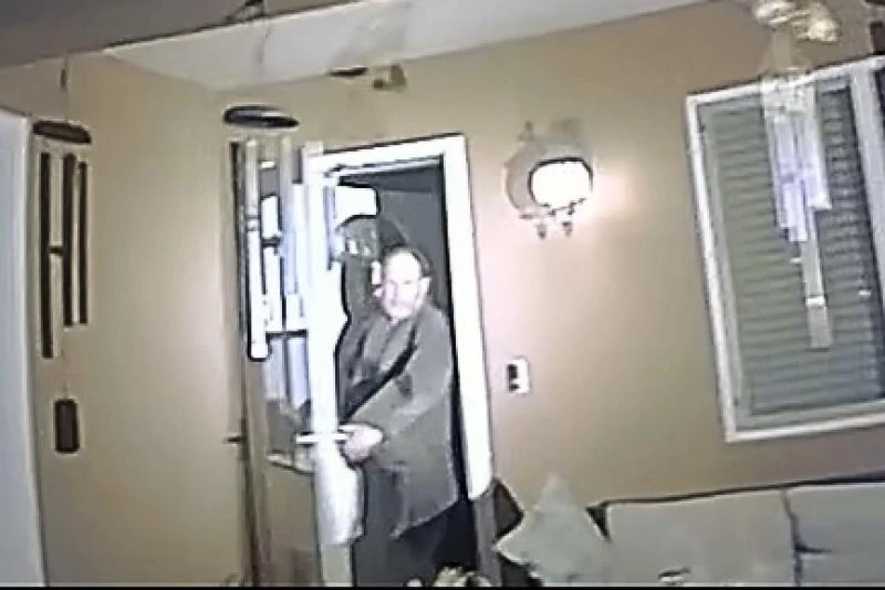 Hình ảnh từ camera gắn trên người cảnh sát cho thấy ông Robert Dotson cầm vũ khí khi mở cửa.