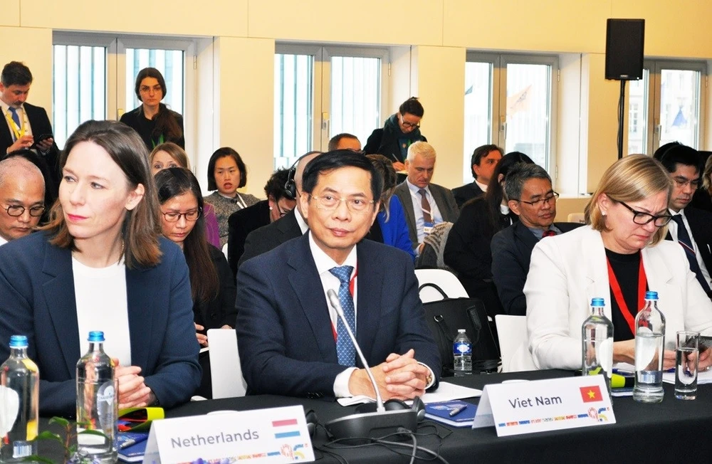 Bộ trưởng Bùi Thanh Sơn tham dự Hội nghị Bộ trưởng Ngoại giao ASEAN-EU lần thứ 24 (AEMM-24). (Nguồn: Báo Quốc tế)