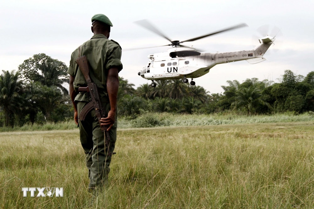 Binh sỹ Lực lượng phòng vệ CHDC Congo gác ở Walikale, nơi một trực thăng thuộc Phái bộ gìn giữ hòa bình LHQ tại CHDC Congo (MONUSCO) cất cánh ngày 3/9/2010. (Ảnh: AFP/TTXVN)