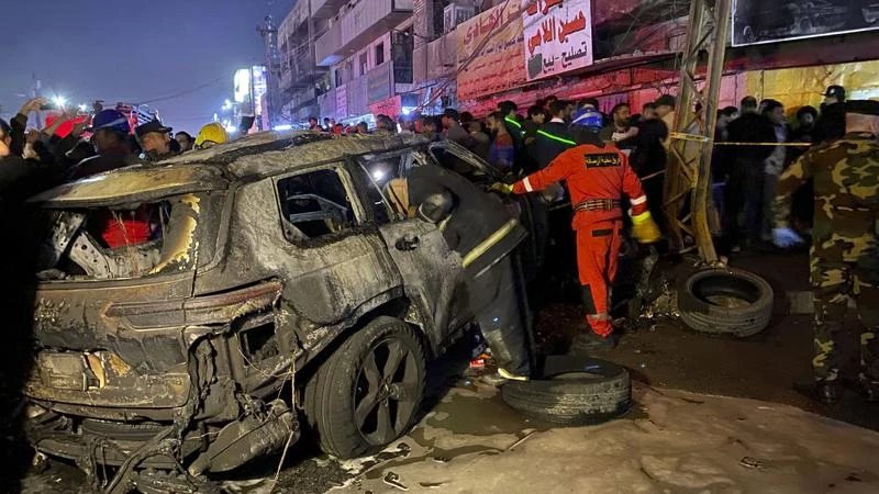 Chiếc xe bị cháy đen sau cuộc không kích bằng máy bay không người lái của Mỹ tại Baghdad ngày 7/2/2024. (Ảnh: AP)