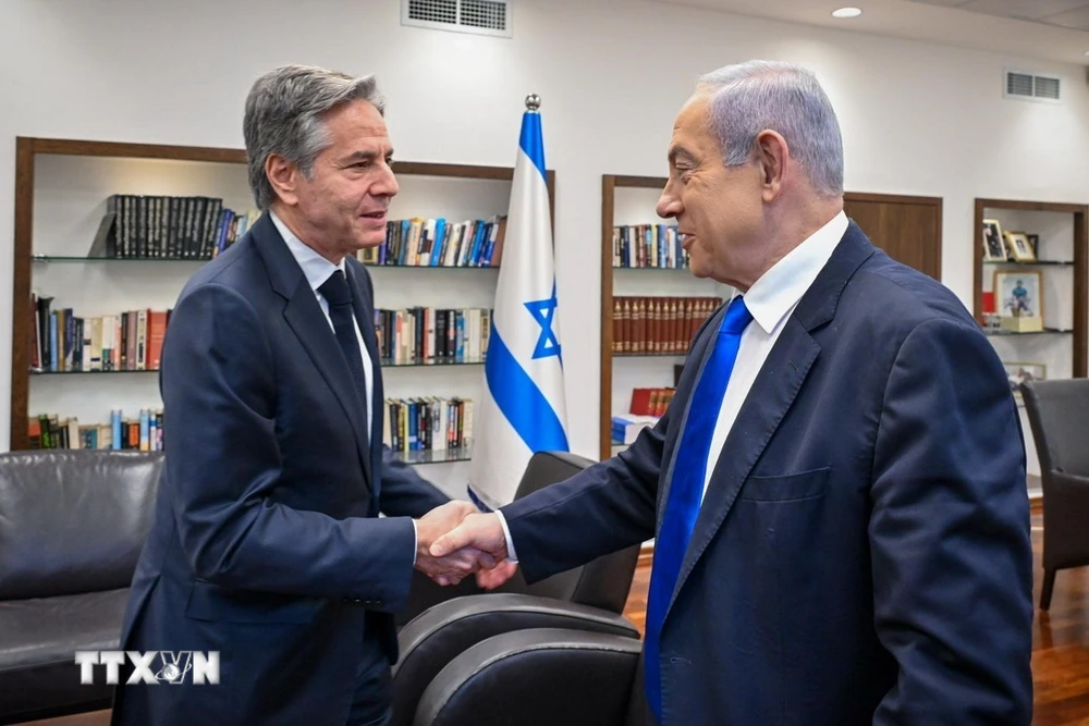 Thủ tướng Israel Benjamin Netanyahu (phải) trong cuộc gặp Ngoại trưởng Mỹ Antony Blinken tại Tel Aviv, ngày 9/1/2024. (Ảnh: THX/TTXVN)