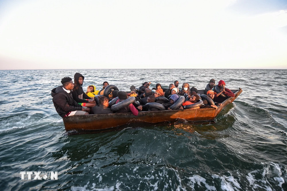 Người di cư chờ được giải cứu trên Địa Trung Hải, ngoài khơi bờ biển Sfax của Tunisia. (Ảnh: AFP/TTXVN)