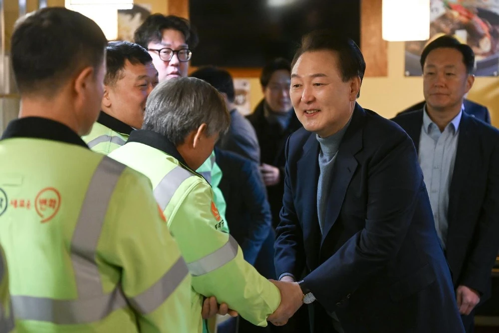 Tổng thống Hàn Quốc Yoon Suk Yeol gặp mặt chúc Tết các công nhân vệ sinh môi trường. (Nguồn: Phủ Tổng thống Hàn Quốc)