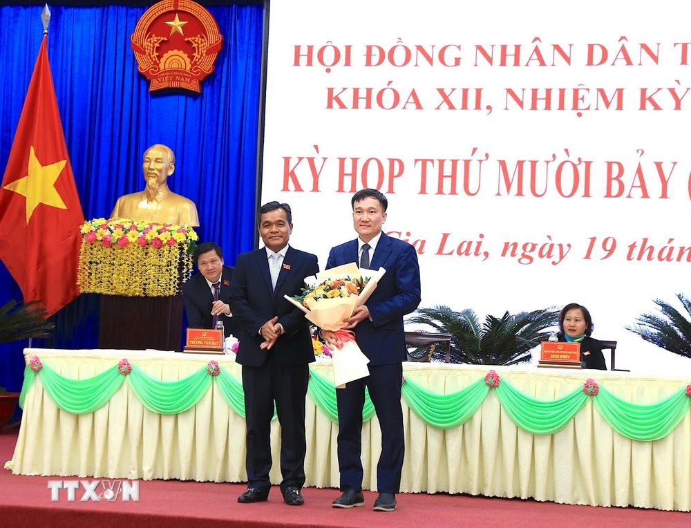 Tân Phó Chủ tịch Uỷ ban Nhân dân tỉnh Gia Lai khóa XII, nhiệm kỳ 2021-2026 Nguyễn Tuấn Anh (bên phải ảnh). (Ảnh: Quang Thái/TTXVN)