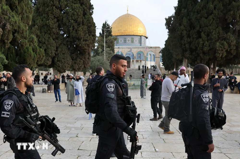 Lực lượng an ninh Israel gác tại đền thờ Al-Aqsa (Israel gọi là Núi Đền) ở Jerusalem, ngày 9/4/2023. (Ảnh: AFP/TTXVN)