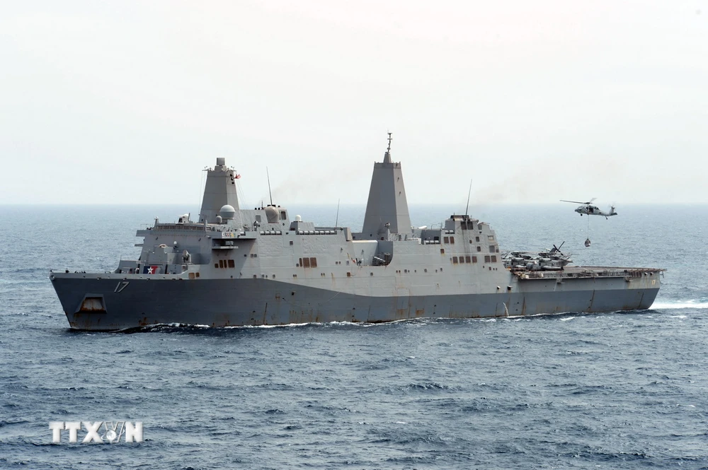 Tàu đổ bộ USS San Antonio (LPD 17) của Mỹ hoạt động trên Vịnh Aden. (Ảnh: AFP/TTXVN)