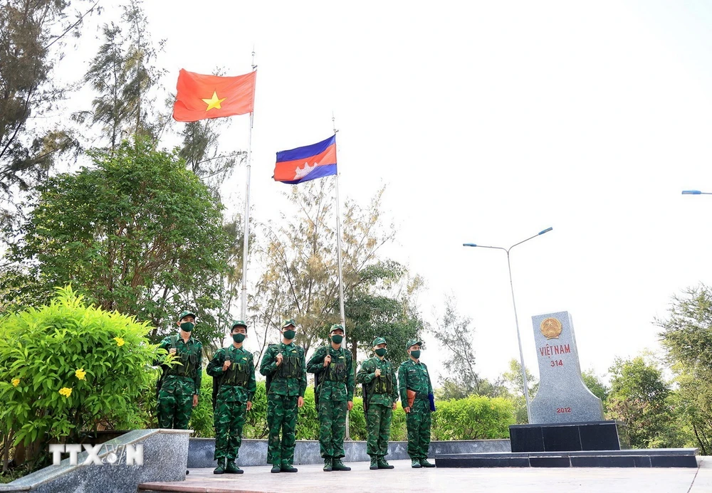 Các chiến sỹ biên phòng làm nhiệm vụ tại Cột mốc biên giới Việt Nam-Campuchia. (Ảnh: Hồng Đạt/TTXVN)