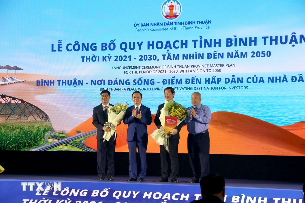 Phó Thủ tướng Trần Hồng Hà Trao Quyết định phê duyệt Quy hoạch tỉnh Bình Thuận thời kỳ 2021-2030, tầm nhìn đến năm 2050. (Ảnh: Nguyễn Thanh/TTXVN)