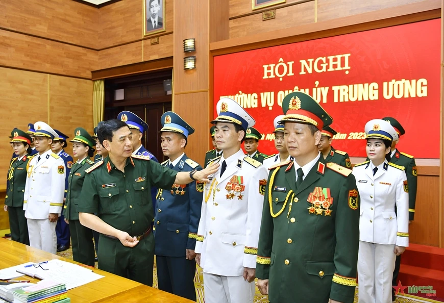 Đại tướng Phan Văn Giang cho ý kiến vào các sản phẩm mẫu lễ phục Quân đội. (Nguồn: QĐND)