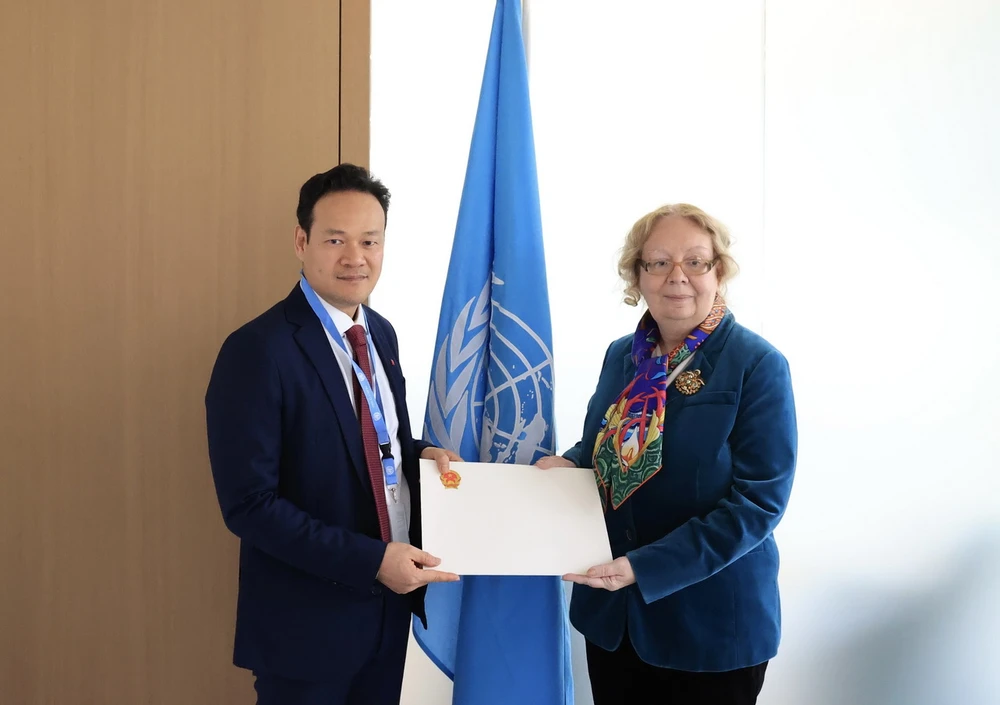 Đại sứ Mai Phan Dũng và Tổng giám đốc Văn phòng Liên hợp quốc tại Geneva - bà Tatiana Valovayab. (Nguồn: Anh Hiển/TTXVN)