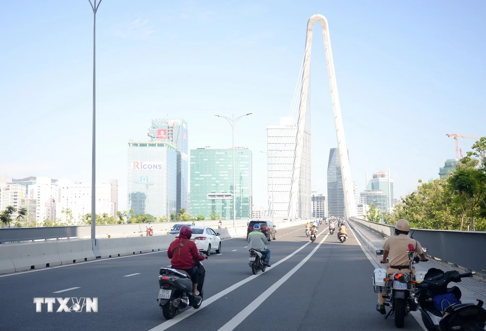 Tình trạng mất cắp dây điện, cáp điện kết nối hệ thống camera quan sát giao thông thủy diễn ra tại nhiều cây cầu ở Thành phố Hồ Chí Minh. (Ảnh: Thu Hương/TTXVN) 