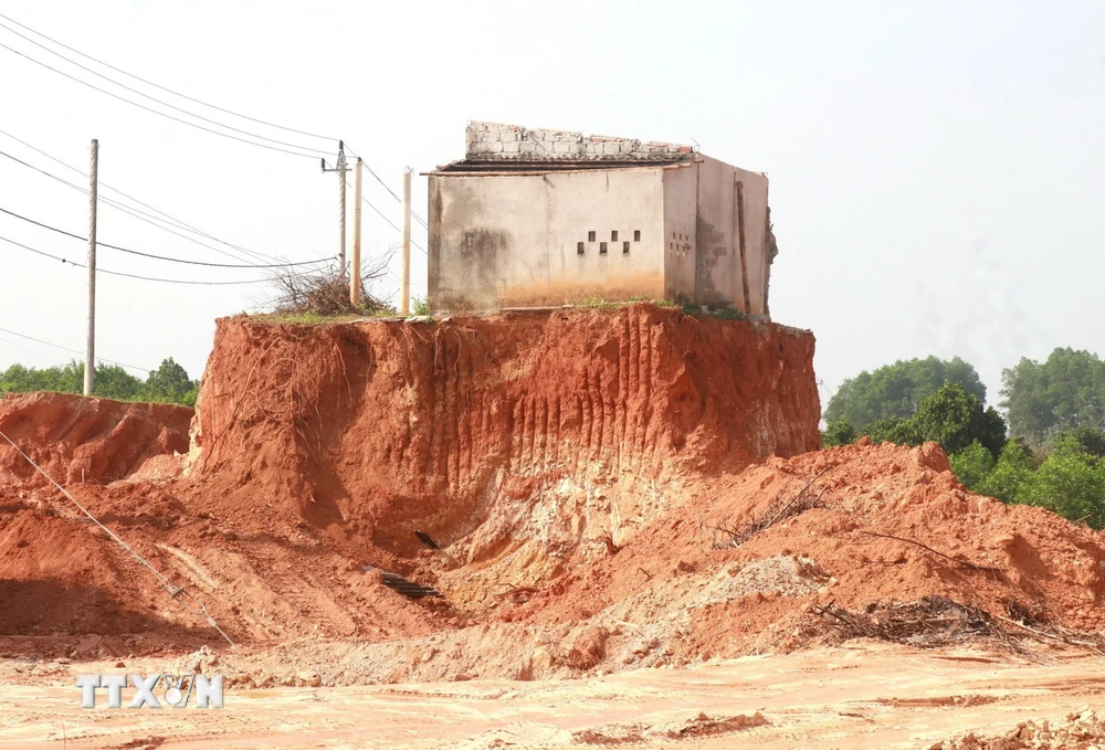 Hiện trường vụ đào lấy trái phép quy mô lớn ở thôn Bến Hà, xã Linh Trường (Gio Linh, Quảng Trị). (Ảnh: Nguyên Lý/TTXVN)