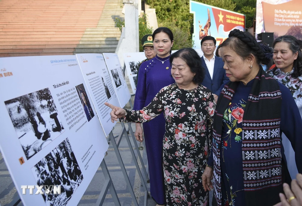 Đại biểu tham quan Triển lãm ảnh "Phụ nữ với Điện Biên." (Ảnh: Xuân Tư/TTXVN)