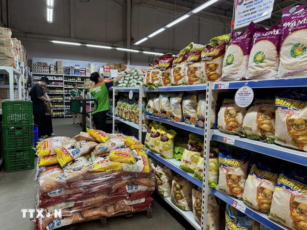 Khu vực bày bán gạo tại GrandLucky, một chuỗi siêu thị lớn ở Jakarta. (Ảnh: Đỗ Quyên/TTXVN)