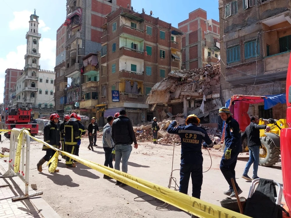 Hiện trường vụ sập tòa nhà 3 tầng tại Alexandria, Ai Cập. (Nguồn: Ahram Online)