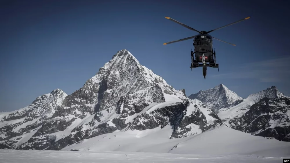 Trực thăng được huy động để tìm kiếm du khách mất tích trên dãy Alps. (Ảnh: AFP)