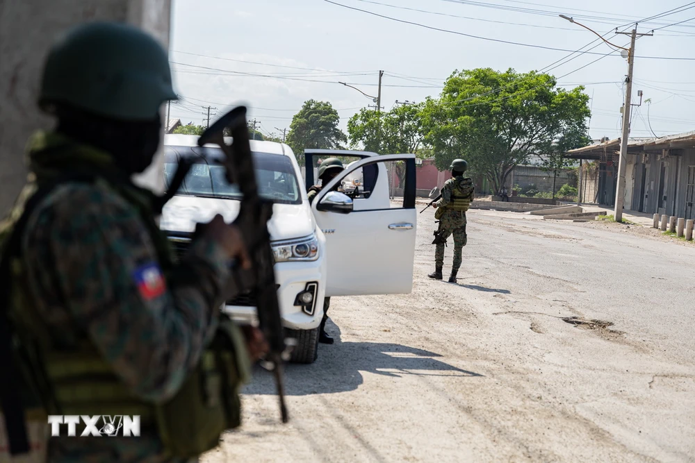Binh sỹ Haiti gác tại trạm kiểm soát sau giao tranh giữa các băng nhóm tội phạm với cảnh sát và binh sĩ ở Port-au-Prince, ngày 6/3/2024. (Ảnh: AA/TTXVN)