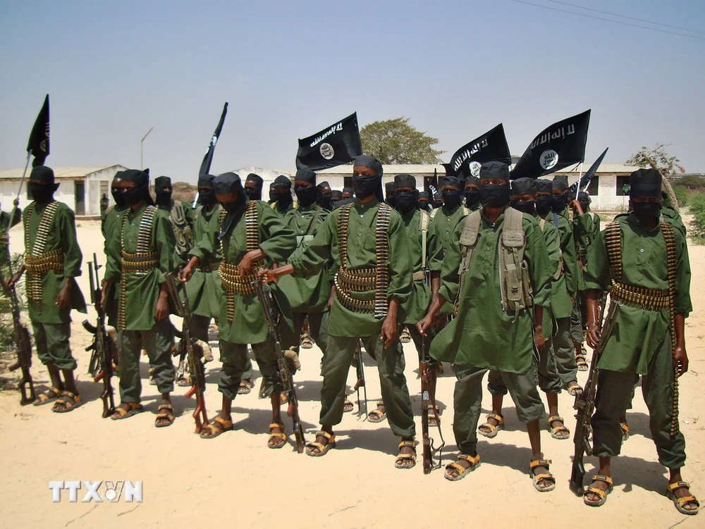 Các tay súng nhóm phiến Al-Shabaab tại một địa điểm ở Lower Shabelle, Somalia. (Ảnh: AFP/TTXVN)