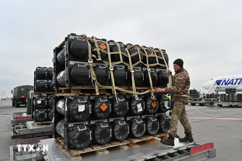 Lô tên lửa Javelins do Mỹ viện trợ được chuyển tới sân bay ở Kiev, Ukraine ngày 11/2/2022. (Ảnh: AFP/TTXVN)