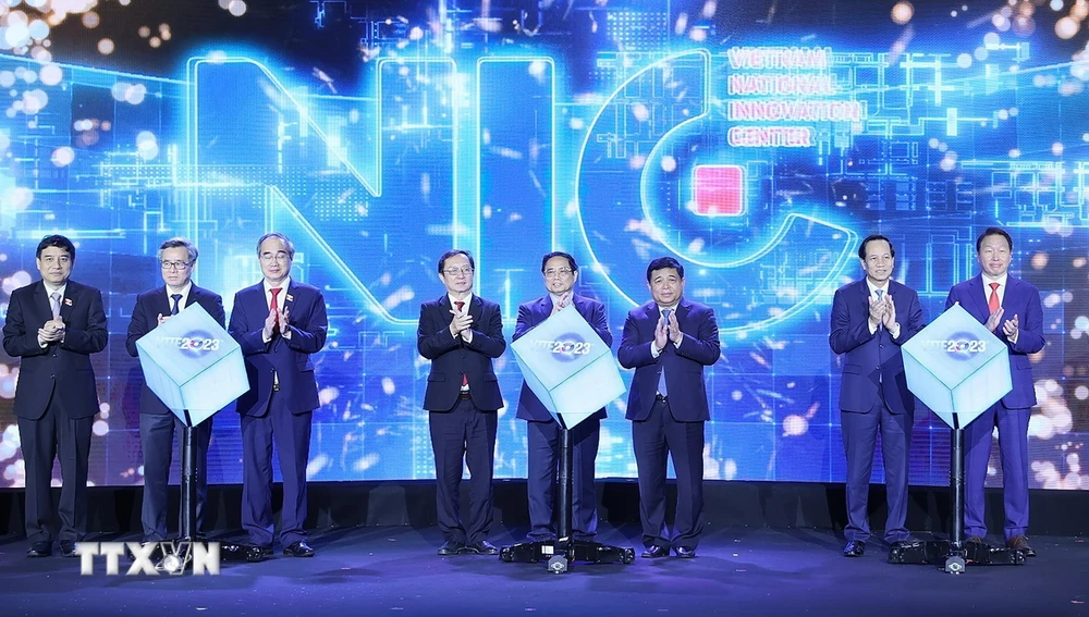 Thủ tướng Phạm Minh Chính và các đại biểu khánh thành Trung tâm Đổi mới Sáng tạo Quốc gia tại Khu công nghệ cao Hòa Lạc. (Ảnh: Dương Giang/TTXVN)