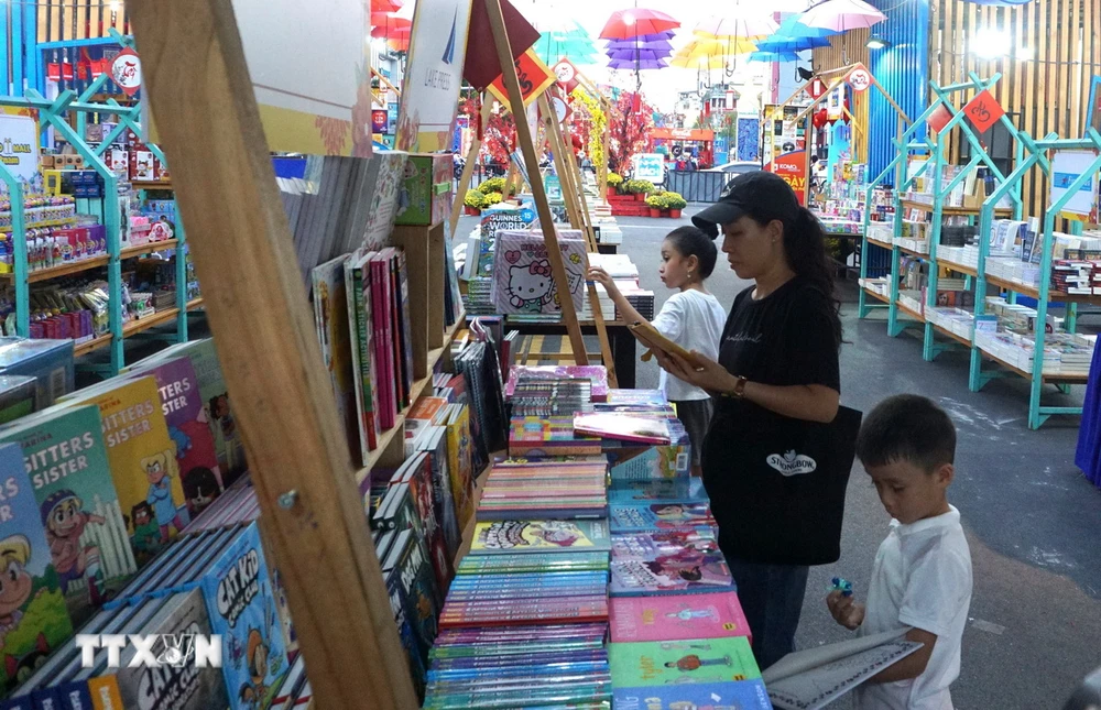Bạn đọc đến tham quan, chọn sách tại Lễ hội Đường sách Tết Giáp Thìn 2024 tại Thành phố Hồ Chí Minh. (Ảnh: Thu Hoài/TTXVN)