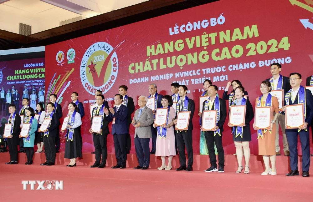 Đại diện các doanh nghiệp nhận Chứng nhận hàng Việt Nam chất lượng cao do người tiêu dùng bình chọn năm 2024. (Ảnh: Mỹ Phương/TTXVN)