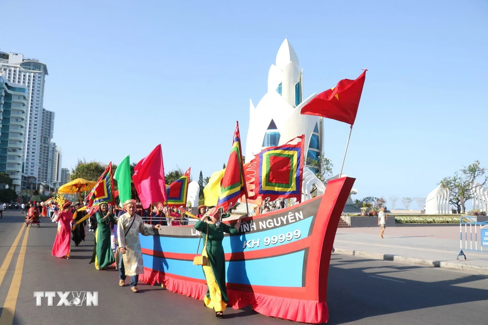 Việc tái hiện Lễ hội cầu ngư nhằm góp phần bảo tồn nét sinh hoạt văn hóa tín ngưỡng đặc trưng của ngư dân. (Ảnh: Đặng Tuấn/TTXVN)