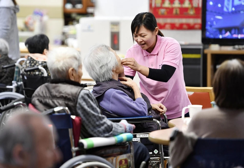 Lao động nước ngoài làm việc trong lĩnh vực chăm sóc người cao tuổi tại Nhật Bản. (Ảnh: Kyodo)