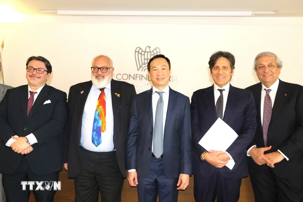 Đại sứ Việt Nam tại Italy Dương Hải Hưng và các đại biểu tại Hội thảo "Bàn tròn cầu nối giữa Việt Nam và Vùng Basilicata." (Ảnh: Thanh Hải/TTXVN)