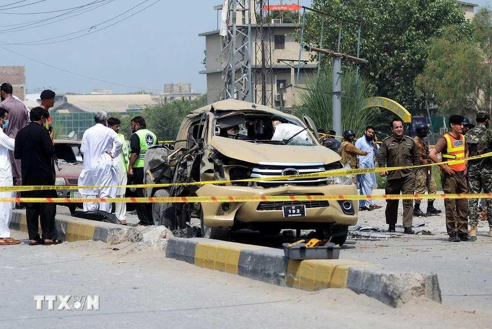 Lực lượng an ninh điều tra tại hiện trường một vụ nổ ở Peshawar, miền Tây Bắc Pakistan ngày 11/9/2023. (Ảnh: THX/TTXVN)