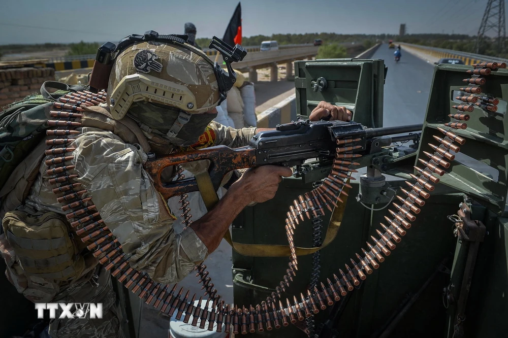 Lực lượng an ninh gác bên ngoài văn phòng của phái bộ Liên hợp quốc tại Afghanistan (UNAMA) tại Guzara, tỉnh Herat, Afghanistan, ngày 31/7/2021. (Ảnh: AFP/TTXVN)