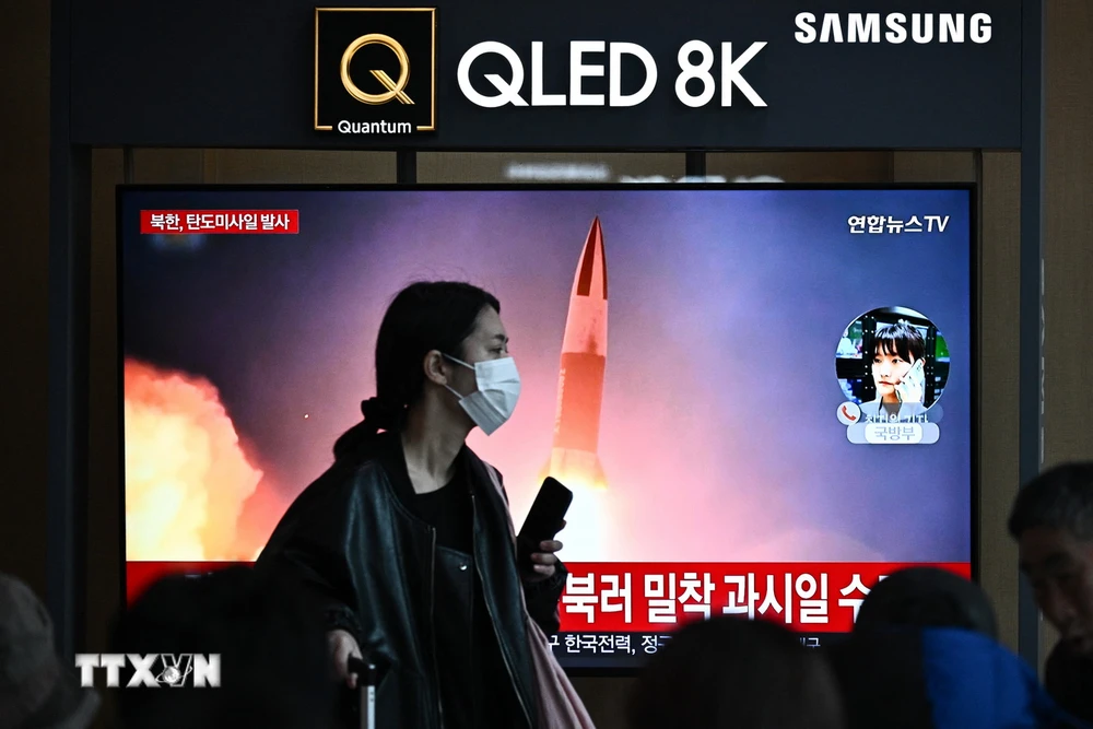 Bản tin về vụ phóng tên lửa của Triều Tiên được phát sóng tại Seoul, Hàn Quốc, ngày 18/3/2024. (Ảnh: AFP/TTXVN)