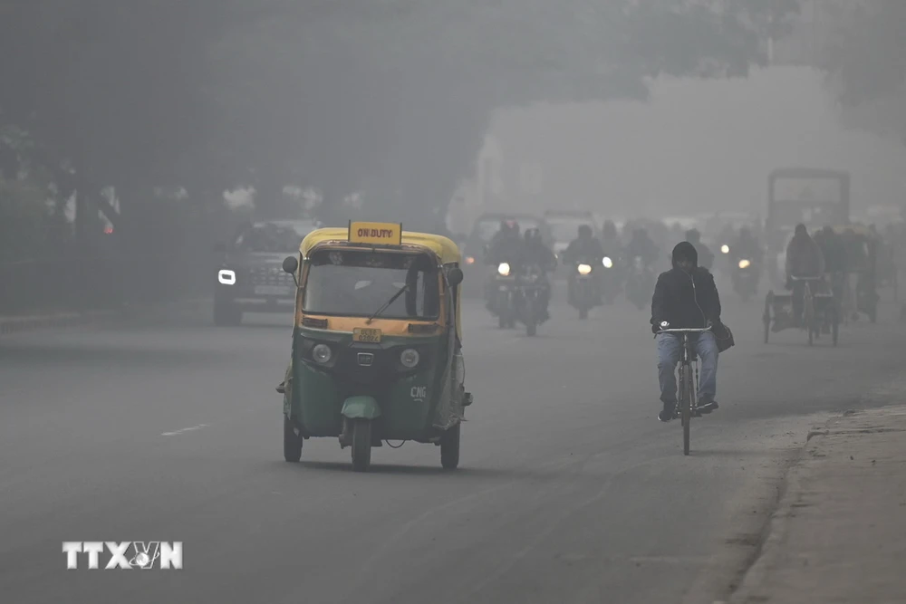 Khói mù ô nhiễm bao phủ bầu trời tại New Delhi, Ấn Độ. (Ảnh: AFP/TTXVN)