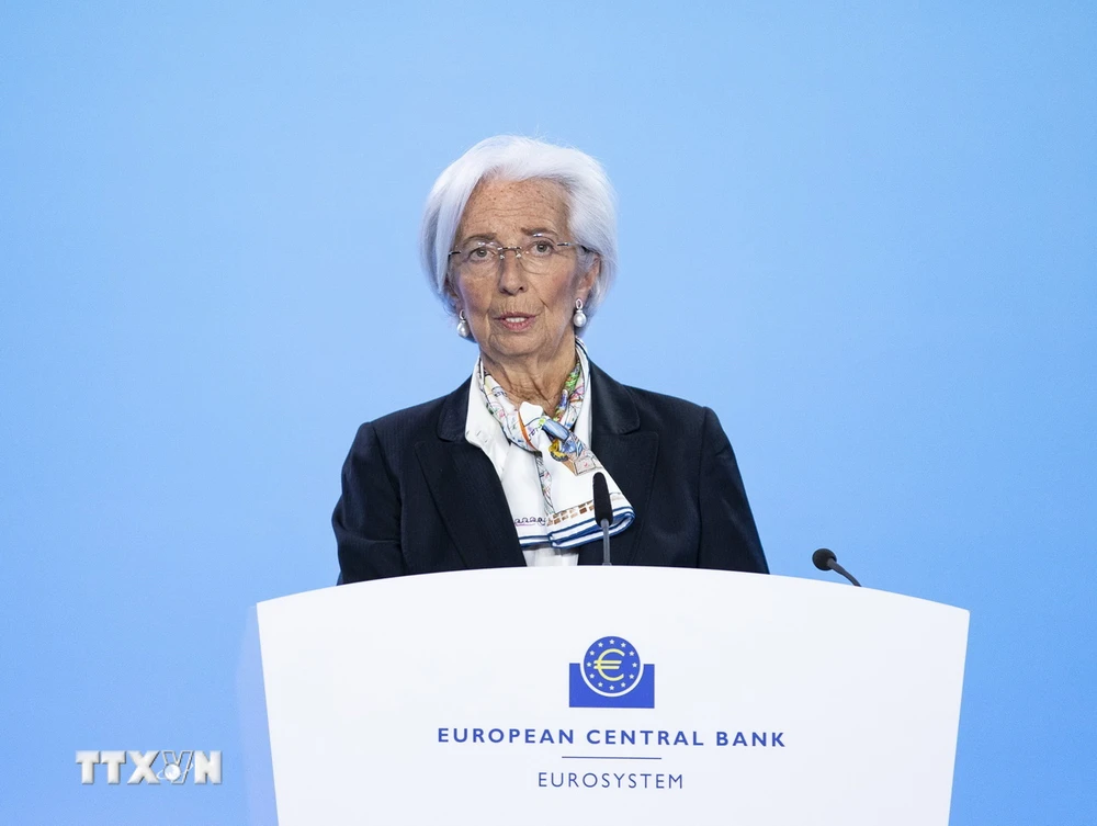 Chủ tịch ECB Christine Lagarde phát biểu tại cuộc họp báo ở Frankfurt, Đức. (Ảnh: THX/TTXVN)