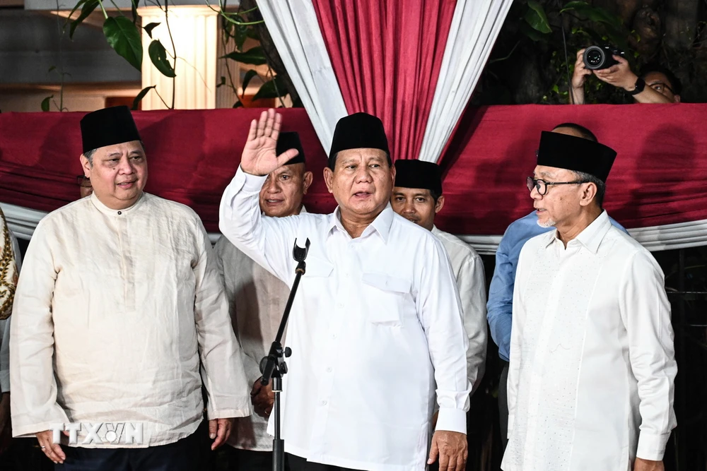 Ông Prabowo Subianto (giữa) phát biểu trước báo giới và những người ủng hộ, sau khi kết quả kiểm phiếu chính thức cuối cùng của cuộc bầu cử Tổng thống Indonesia được công bố tại Jakarta, tối 20/3/2024. (Ảnh: THX/TTXVN)