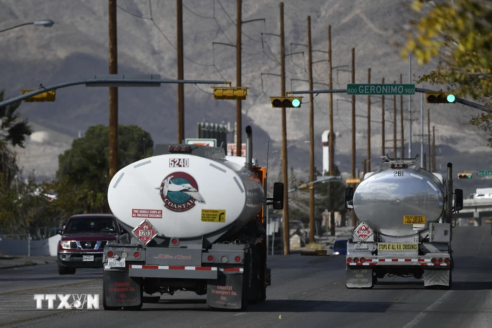 Xe chở xăng dầu gần nhà máy lọc dầu ở El Paso, Texas, Mỹ. (Ảnh: AFP/TTXVN)