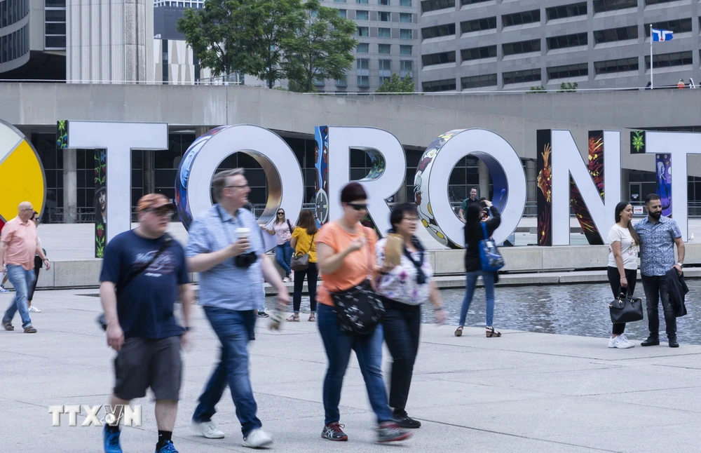 Người dân di chuyển trên đường phố tại Toronto, Ontario, Canada, ngày 16/6/2023. (Ảnh: THX/TTXVN)