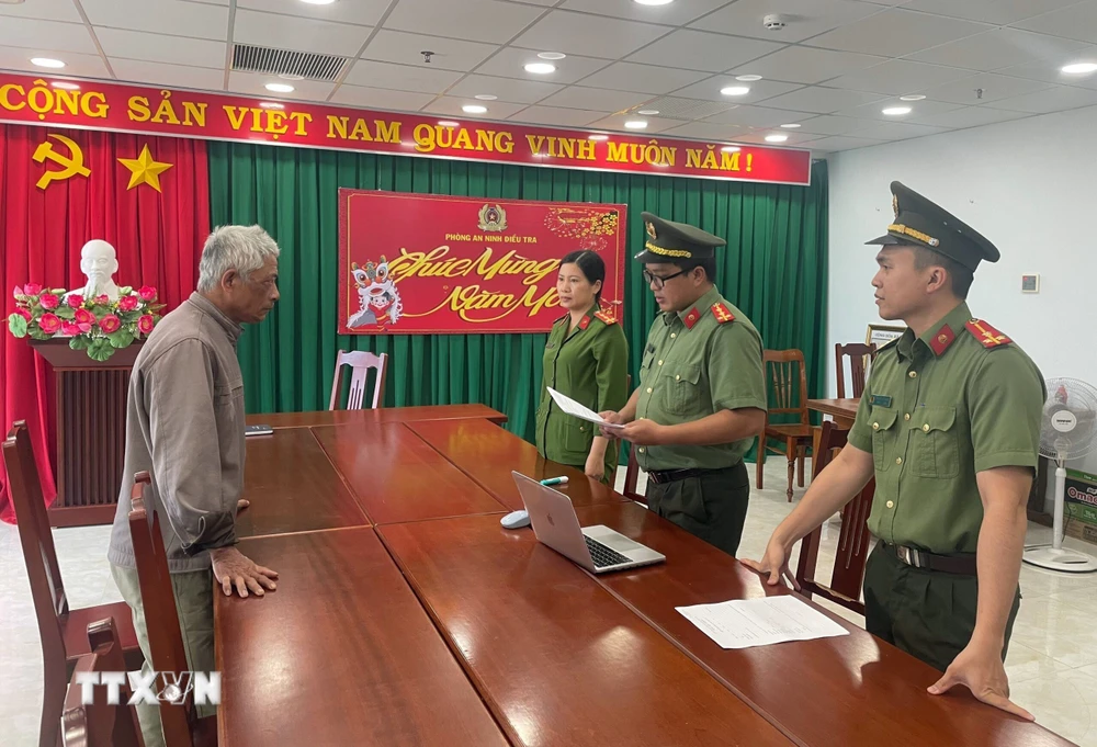 Phòng An ninh điều tra (Công an tỉnh Ninh Thuận) đọc lệnh bắt tạm giam đối tượng Võ Quý Nam. (Ảnh: TTXVN phát)