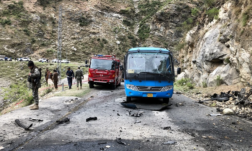 Hiện trường vụ đánh bom nhằm vào đoàn xe chở các kỹ sư Trung Quốc ở Pakistan. (Ảnh: AFP)