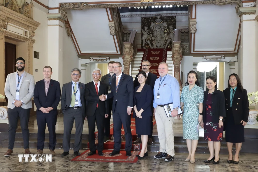 Lãnh đạo Ủy ban Nhân dân Thành phố Hồ Chí Minh chụp ảnh cùng Đoàn công tác Hội đồng Kinh doanh Canada-ASEAN sau cuộc gặp. (Ảnh: Xuân Anh/TTXVN)